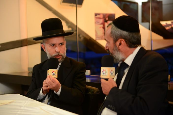 Rabbi Zamir Cohen being interviewed for Hidabroot TV at event