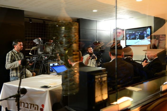 Rabbi Zamir Cohen being interviewed for Hidabroot TV at event